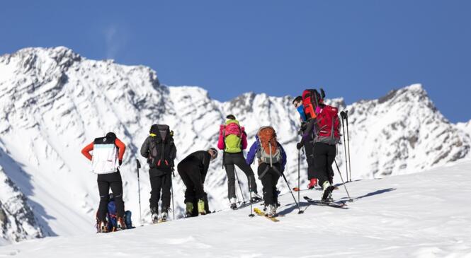 Les Zwhenos à l'assaut de la pointe des Ratissières et de l'aiguille de l'Epaisseur pour leur dernière sortie d'initiation ski de Rando ! image article