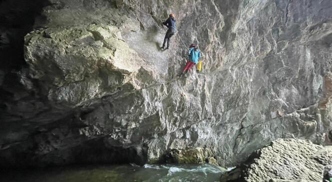 Porche des eaux mortes, plouf la gourde et les mousquetons ! image article