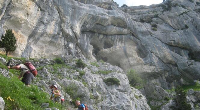 pierre Rousse n'amasse pas mousse dans la grotte image article